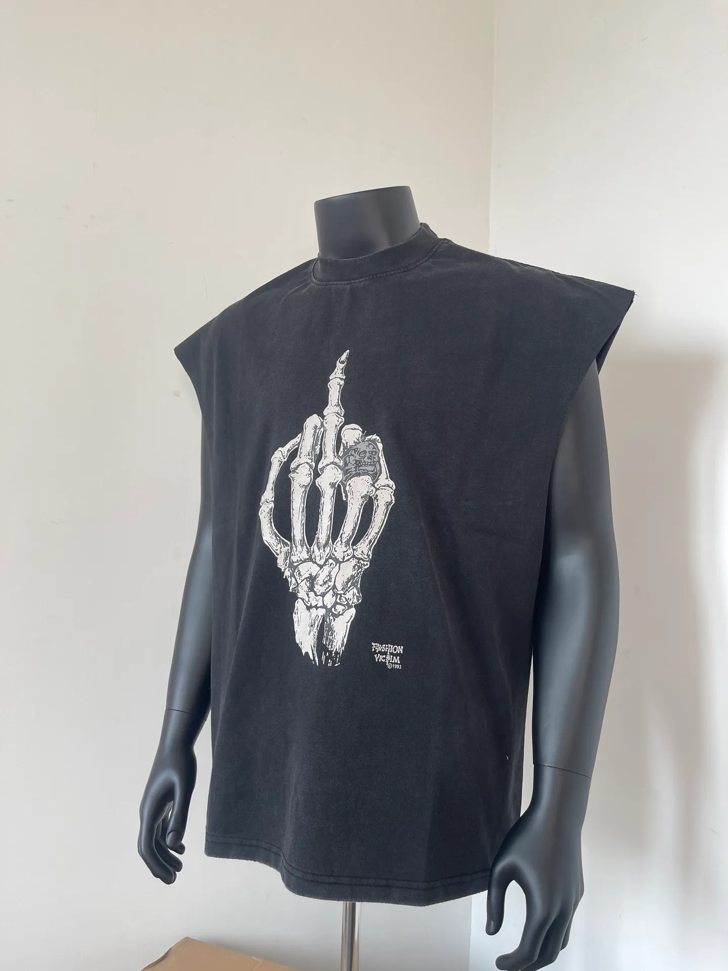 pt model number #G1004 P116 GALLERY DEPT. Distressed and frayed sleeveless waistcoat short sleeves. Skull middle finger 🖕🏻 print. Made of 280G double yarn pure cotton. The fabric is comfortable and stylish. After washing and distressing, the upper body becomes more fashionable and cool. The collar and hem are frayed. The design is full. The US version is too large. Color: washed black. Size S/M/L/XL